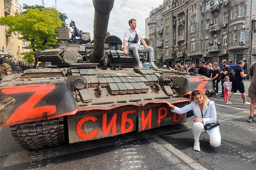 Eine Frau kniet im russischen Rostow am Don für ein Foto vor einem gepanzerten russischen Fahrzeug mit der Aufschrift „Sibirien“, das in einer Straße geparkt ist. Russlands Präsident Putin hat die Blockade wichtiger Objekte in der südrussischen Stadt Rostow am Don durch die Söldnertruppe Wagner bestätigt. „Faktisch ist die Arbeit von Organen der zivilen und militärischen…
