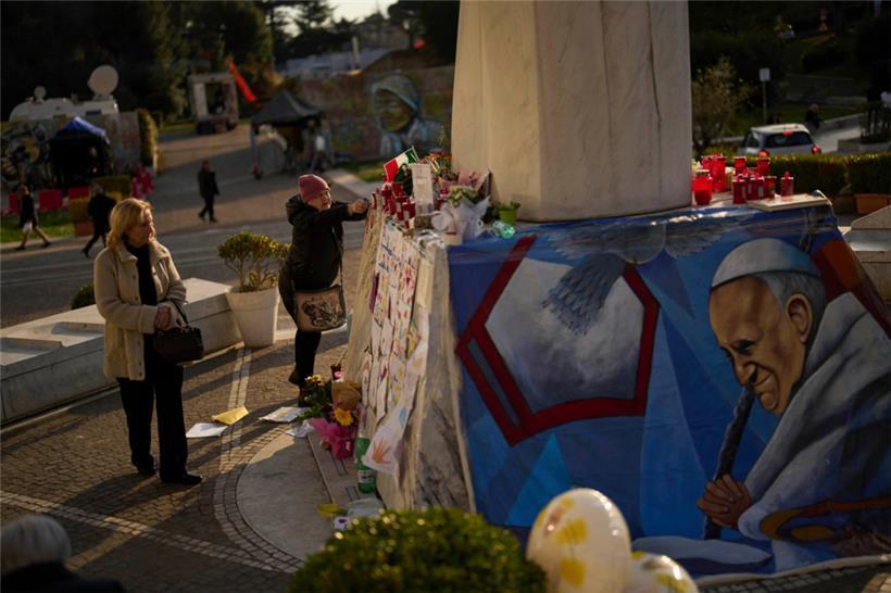 Eine Frau legt einen christlichen Rosenkranz vor dem Krankenhaus Agostino Gemelli nieder, in dem Papst Franziskus seit dem 14. Februar behandelt wird

