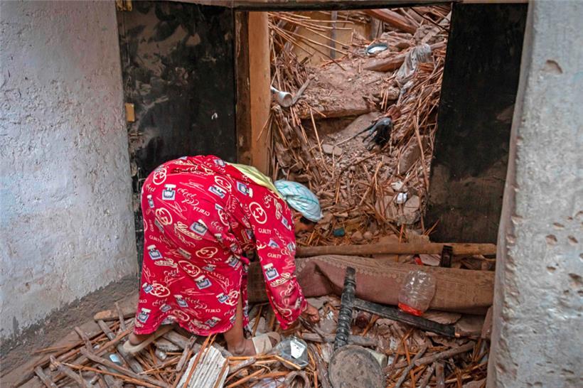 Eine Frau macht sich ein Bild vom Ausmaß der Zerstörung