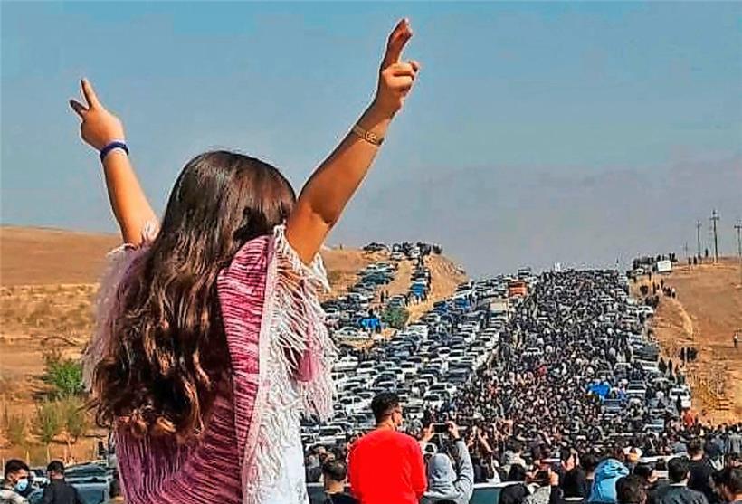 Eine Frau ohne Schleier inmitten einer Demonstration nahe der Heimatstadt der vor 40 Tagen verstorbenen Mahsa Amini
