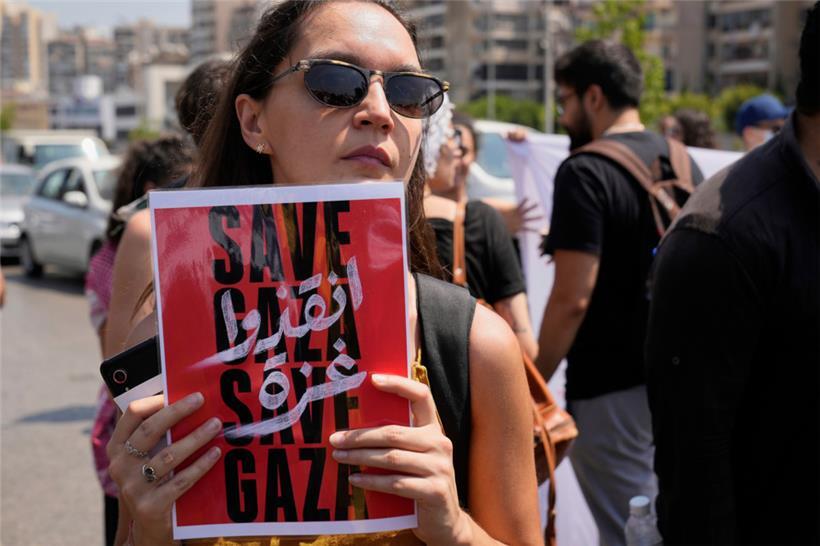 Eine Frau protestiert vor der ägyptischen Botschaft während einer Demonstration gegen den israelischen Krieg
