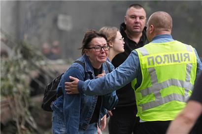 Eine Frau reagiert vor einem zerstörten Wohnhaus nach einem russischen Raketenangriff
