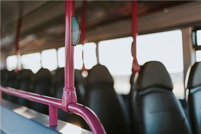 Eine Frau soll in Deutschland einen Busfahrer geschlagen haben – weil dieser angeblich zu spät war
