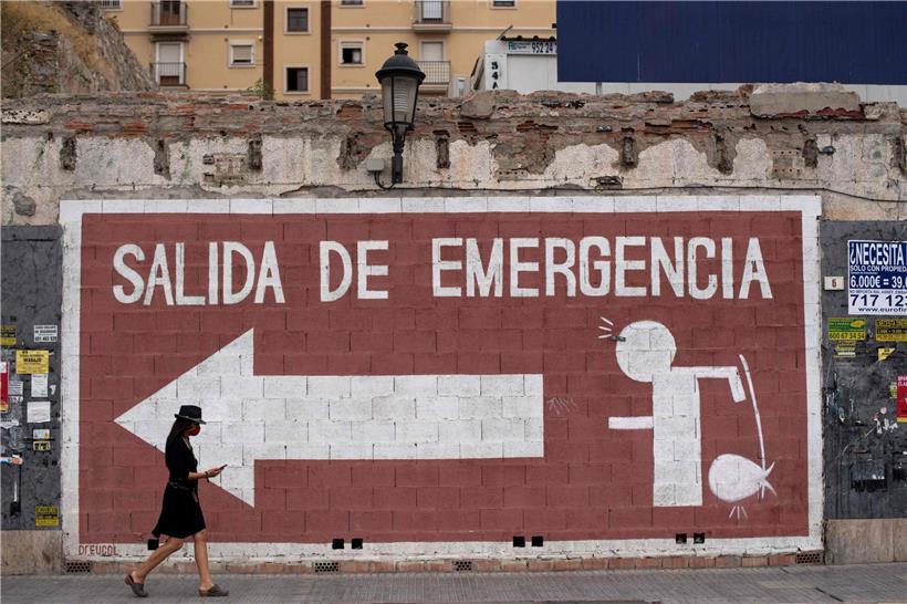 Eine Frau spaziert mit Maske durch Malaga: In keinem anderen europäischen Land ist die Erkrankungsrate so hoch wie im Urlaubsland Spanien
