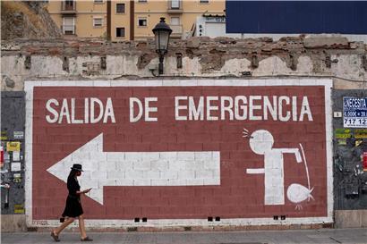 Eine Frau spaziert mit Maske durch Malaga: In keinem anderen europäischen Land ist die Erkrankungsrate so hoch wie im Urlaubsland Spanien
