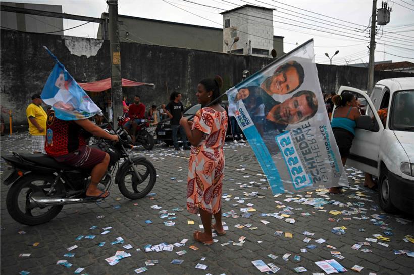 Eine Frau steht während der Parlaments- und Präsidentschaftswahlen auf der Straße in der Favela Mare in Rio de Janeiro, Brasilien, am 2. Oktober 2022
