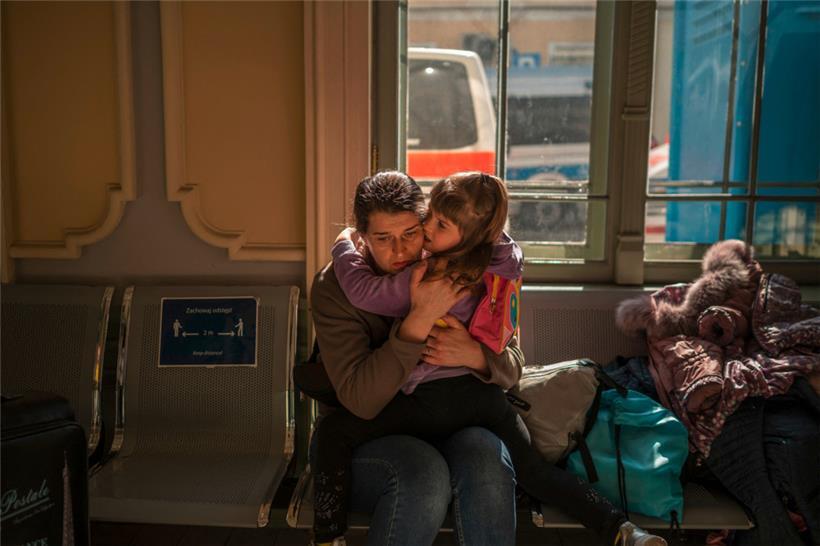 Eine Frau und ein Kind an der Grenze zu Polen: Nach Angaben der UNO sind seit der russischen Invasion fast 3,6 Millionen Menschen aus der Ukraine geflohen
