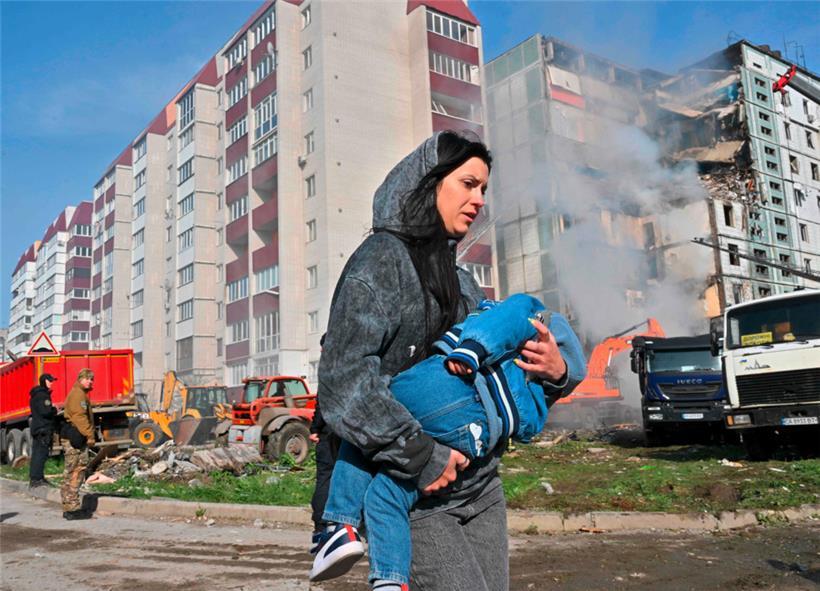 Eine Frau und ihr Kind in Uman, wo allein 14 Menschen getötet wurden
