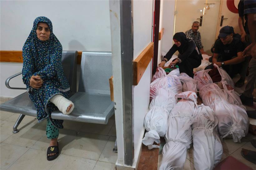 Eine Frau wartet im Wartesaal eines indonesischen Krankenhauses in Beit Lahia im Norden des Gazastreifens, während Angehörige nach israelischen Angriffen unter den dabei Getöteten nach ihren Leuten suchen
