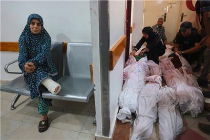 Eine Frau wartet im Wartesaal eines indonesischen Krankenhauses in Beit Lahia im Norden des Gazastreifens, während Angehörige nach israelischen Angriffen unter den dabei Getöteten nach ihren Leuten suchen
