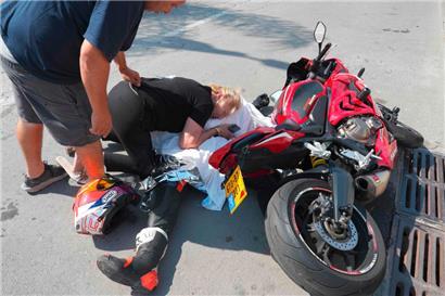 Eine Frau weint über dem zugedeckten Leichnam ihres Neffen, der am 7. Oktober 2023 in der israelischen Stadt Sderot erschossen wurde
