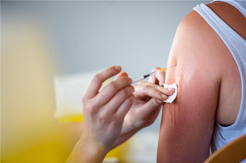 Eine Frau wird von einer Arzthelferin gegen das Coronavirus geimpft. Menschen, die auf Immunsuppressiva angewiesen sind, müssen wohl ein weiteres Mal geimpft werden. 
