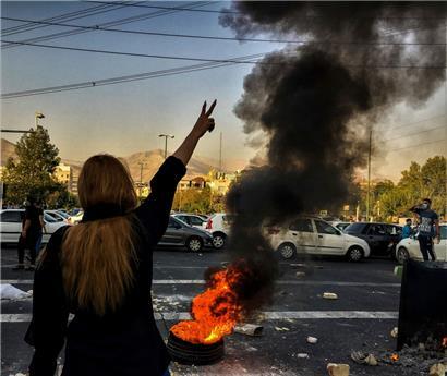 Eine Frau zeigt während einer Demonstration in Teheran das Victory-Zeichen
