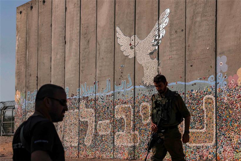 Eine Friedenstaube auf einer Grenzmauer zum Gazastreifen im Süden Israels: Es gibt immer noch Hoffnung
