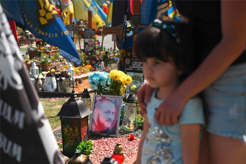 Eine Fünfjährige beim Begräbnis ihres Vaters in Lwiw
