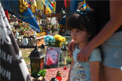 Eine Fünfjährige beim Begräbnis ihres Vaters in Lwiw
