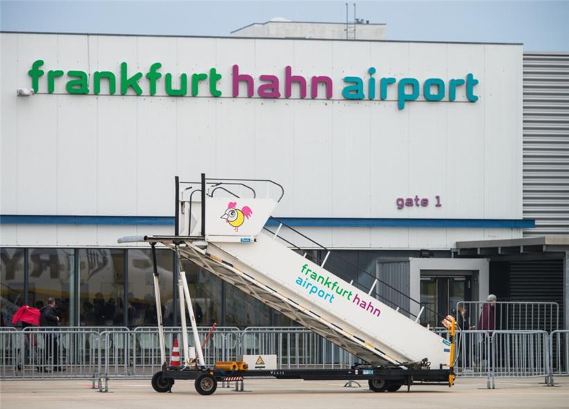 Eine Gangway steht auf dem Rollfeld vom Flughafen Hahn
