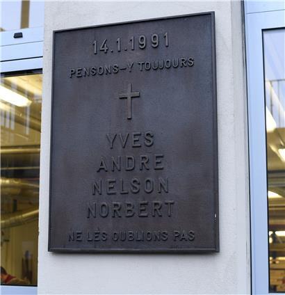 Eine Gedenkplatte an der Außenmauer der Schulwerkstatt, in der sich vor 30 Jahren die Explosion im „Lycée technique du Centre“ ereignete, erinnert an die vier jungen Opfer. Drei starben am Unglücksort, der Vierte der Jungen in einer Spezialklinik in Brüssel. 
