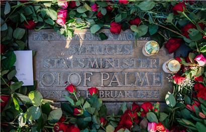 Eine Gedenktafel erinnert an den Ort mitten in Stockholm, an dem der schwedische Ministerpäsident Olof Palme getötet wurde.  
