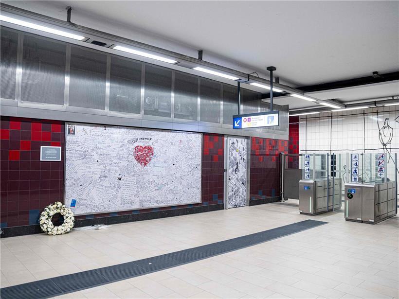 Gedenktafel in U-Bahnstation Maelbeek Brüssel erinnert an Terroranschlag vor 10 Jahren mit 32 Toten und über 300 Verletzten