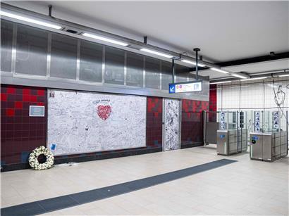 Gedenktafel in U-Bahnstation Maelbeek Brüssel erinnert an Terroranschlag vor 10 Jahren mit 32 Toten und über 300 Verletzten