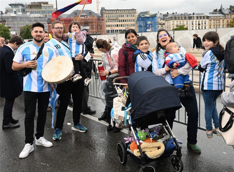 Eine Gruppe aus Deutschland angereister argentinischer „Fans“ wartet auf dem Pont Adolphe auf die Vorbeifahrt von Franziskus
