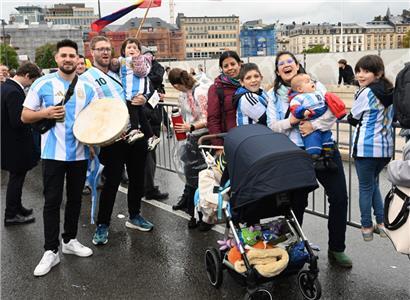 Eine Gruppe aus Deutschland angereister argentinischer „Fans“ wartet auf dem Pont Adolphe auf die Vorbeifahrt von Franziskus
