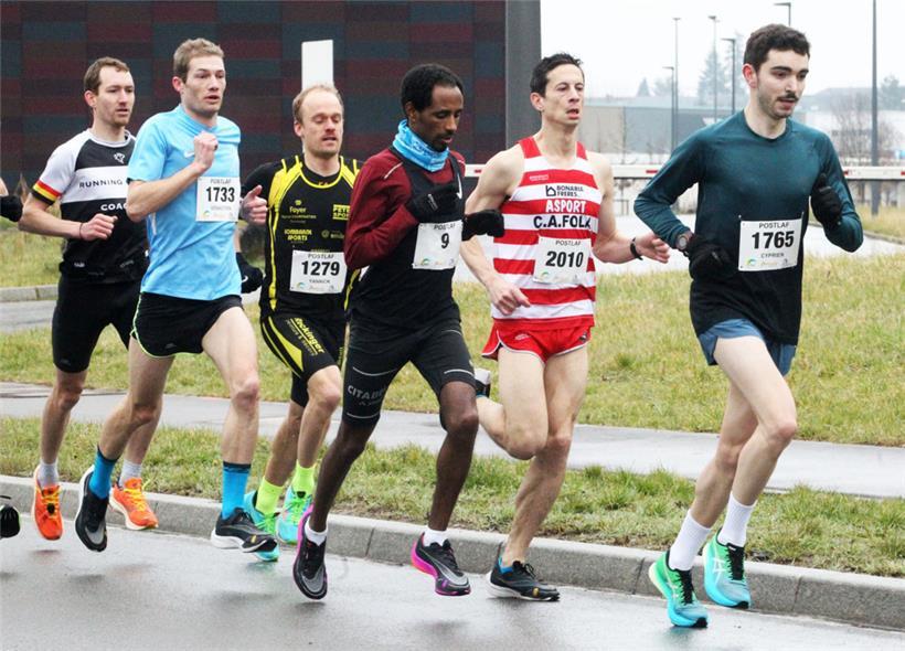 Eine Gruppe um Yonas Kinde (Nr. 9), Yannick Lieners (Nr. 1279) und Christophe Ka...