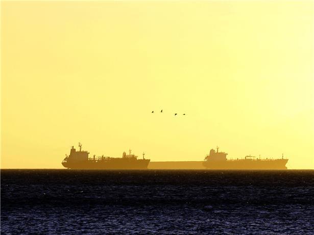 Mehrere Öltanker warten bei Sonnenuntergang auf Einfahrt ins PDVSA-Dock Guaraguao zur Ölbeladung