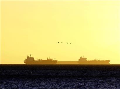 Mehrere Öltanker warten bei Sonnenuntergang auf Einfahrt ins PDVSA-Dock Guaraguao zur Ölbeladung