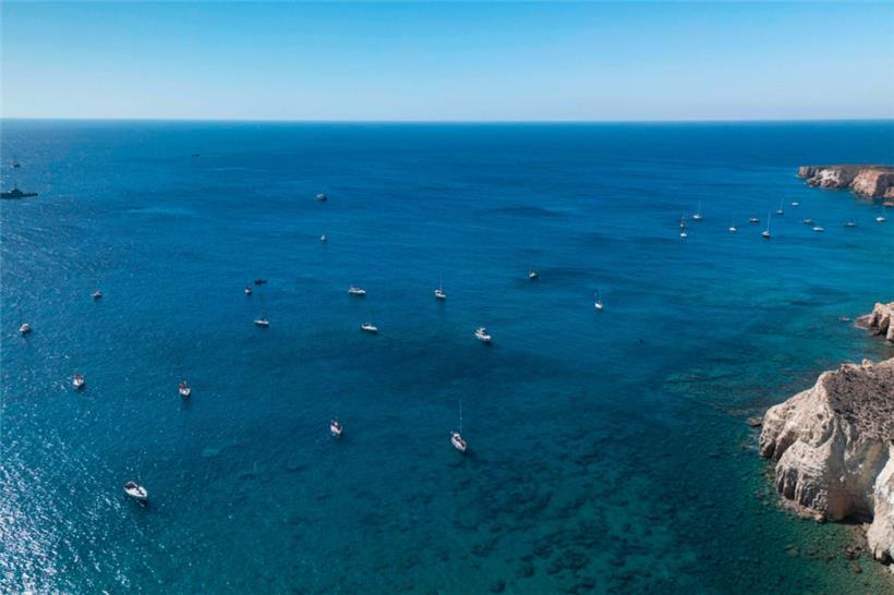 Eine Gruppe von Schiffen der Global Sumud Flotilla liegt am 26. September bei der kleinen Insel Koufonisi südlich von Kreta vor Anker
