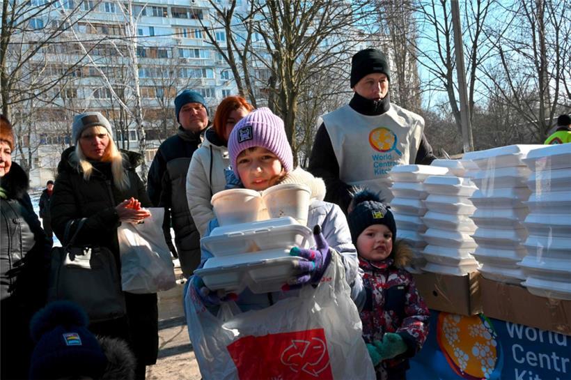 Eine Hilfsorganisation verteilt Essensrationen in der ukrainischen Stadt Charkiw: Die EU-Bürger sprechen sich in sehr hohem Maße für humanitäre Hilfe für die Ukraine aus
