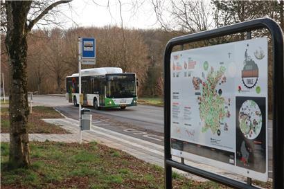 Infotafel an Haltestelle Käler Poteau mit Übersicht zu Wanderwegen und Wandermöglichkeiten in der Region