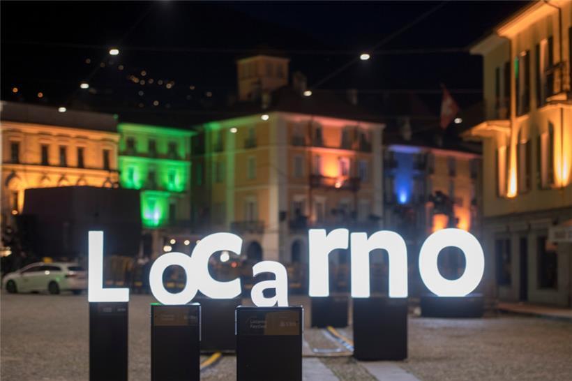 Eine Installation mit den beleuchteten Initialen auf der Piazza Grande
