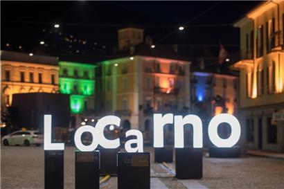 Eine Installation mit den beleuchteten Initialen auf der Piazza Grande
