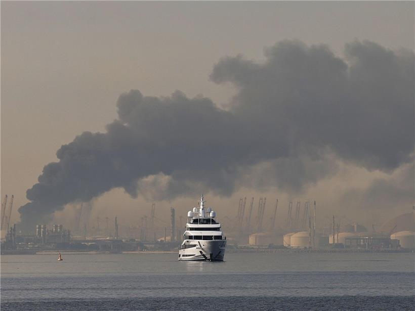 Yacht segelt am Hafen von Jebel Ali vorbei, Rauchwolke nach iranischem Angriff in Dubai steigt auf