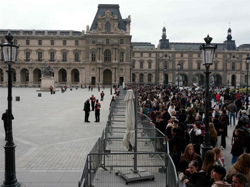 Eine Kluft geht durch die Gesellschaft: Am Montag nach dem Protest-Wochenende blockieren Studierende den Eingang zum Louvre