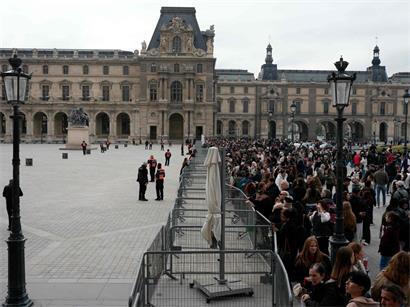 Eine Kluft geht durch die Gesellschaft: Am Montag nach dem Protest-Wochenende blockieren Studierende den Eingang zum Louvre