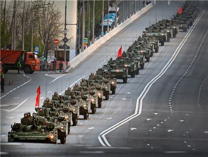 Eine Kolonne von russischen Panzern und anderen Militärfahrzeugen fährt im Zentrum Moskaus auf als Übung vor dem 9. Mai, der in Russland als „Tag des Sieges“ gefeiert wird
