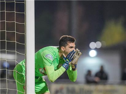UTP-Torwart André Barrela in Aktion während eines Fußballspiels, konzentriert und bereit zum Parieren