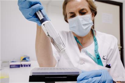 Eine Krankenschwester bereitet im Krankenhaus Ramon y Cajal in Madrid einen PCR-Test zur Erkennung des Affenpockenvirus vor
