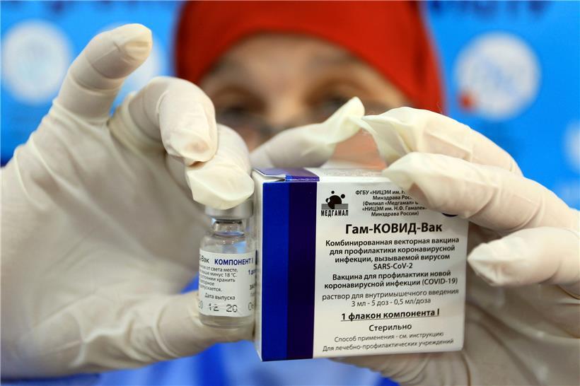 Eine Krankenschwester zeigt ein Fläschchen des russischen Impfstoffes Sputnik V – vor Mai kommt das Serum nicht in die EU
