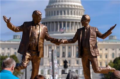 Eine Kunstinstallation, die US-Präsident Donald Trump und Jeffrey Epstein Hand in Hand zeigt, steht auf der National Mall in der Nähe des Kapitols
