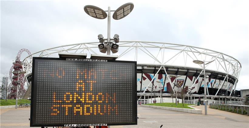 Eine LED-Anzeige informiert vor dem London Stadion, dem Heimatstadion des West Ham United Football Club, über die Absage des aktuellen Spieltages und das Aussetzen der Spiele bis zum 4. April. 
