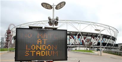 Eine LED-Anzeige informiert vor dem London Stadion, dem Heimatstadion des West Ham United Football Club, über die Absage des aktuellen Spieltages und das Aussetzen der Spiele bis zum 4. April. 
