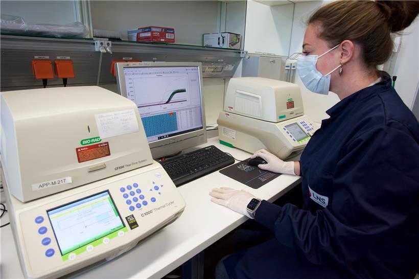 Eine Laborantin in der LNS-Zentrale in Düdelingen
