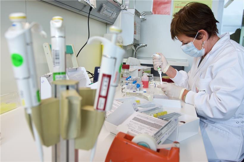 Eine Labormitarbeiterin im April am Nationalen Gesundheitslabor in Düdelingen
