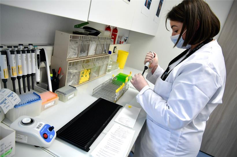 Eine Labormitarbeiterin im BioneXt Lab in Leudelingen
