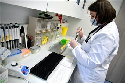 Eine Labormitarbeiterin im BioneXt Lab in Leudelingen
