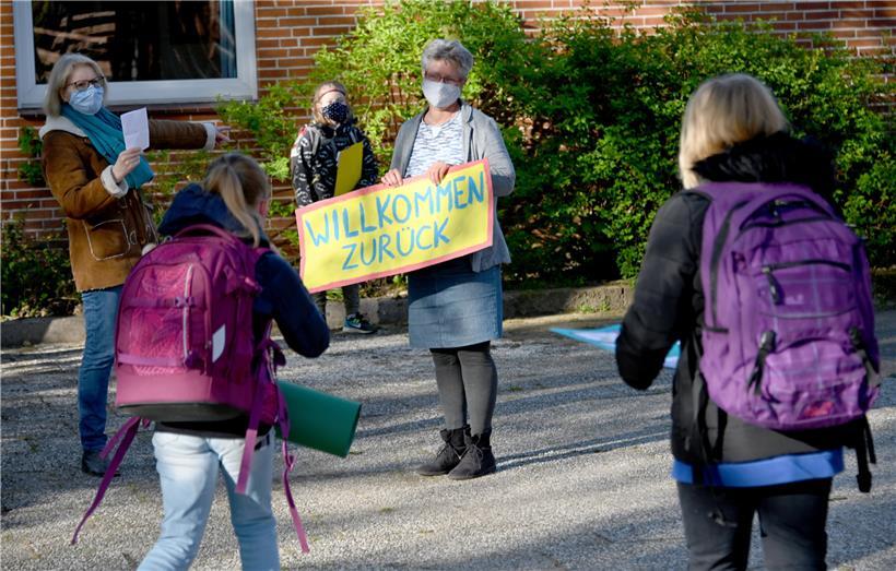 Eine Lehrerin in Deutschland begrüßt ihre Klasse
